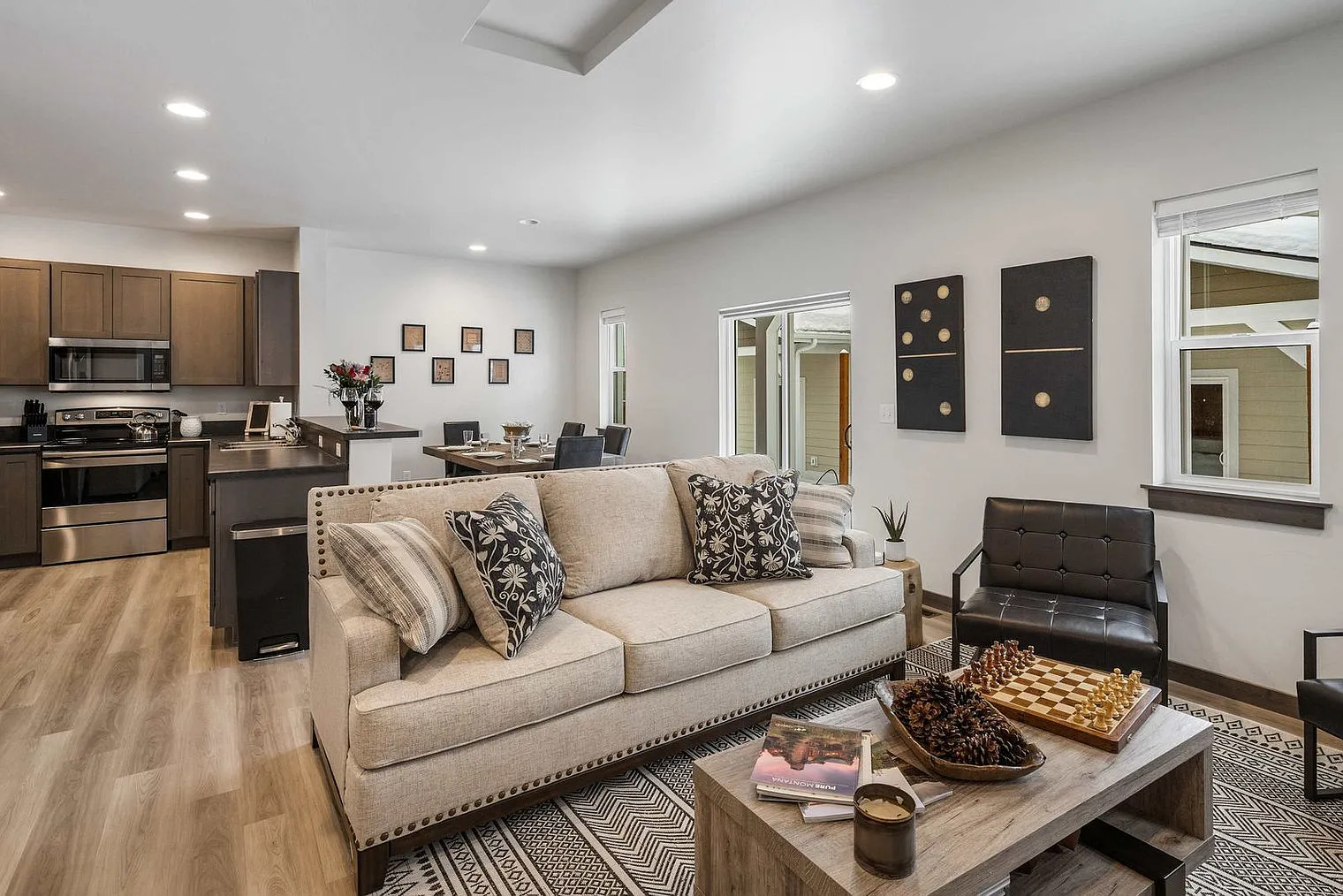 6 bed, 5.0 bath, $14,767 — Photo 2