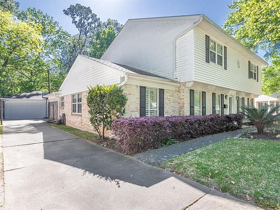 3rd image of 810 N Wilcrest Dr