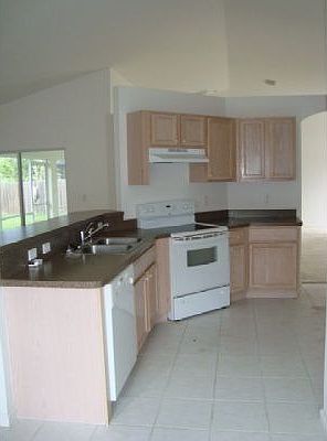 5th image of 2424 SE Charleston Dr