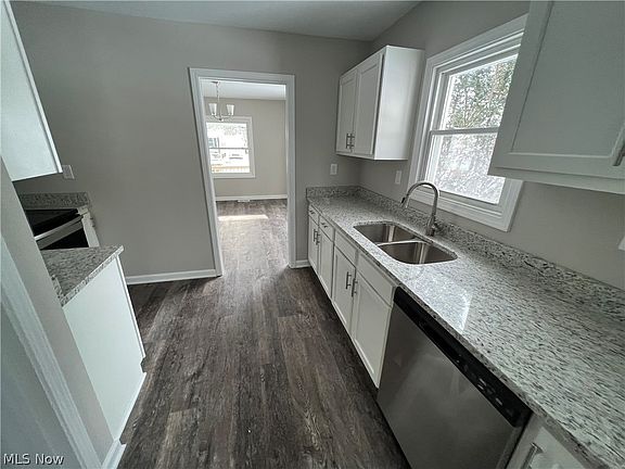 3rd image of 907 Dana St NE