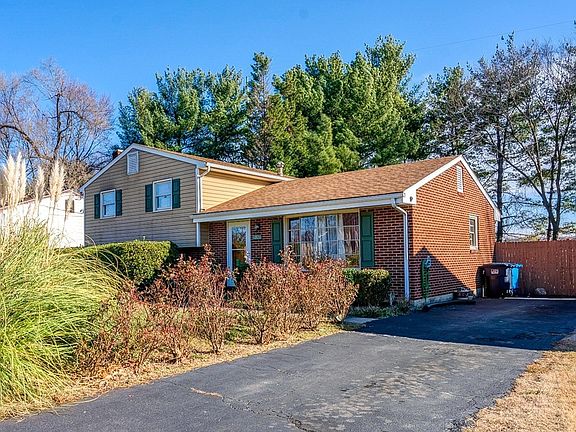 2nd image of 32 Frances Dr NW