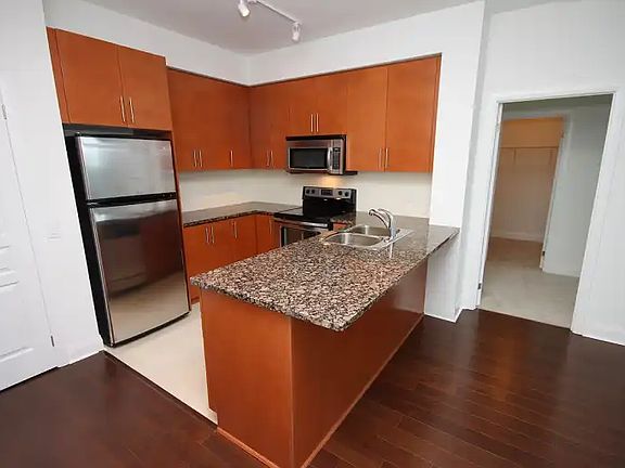4th image of 1 Hurontario St #602