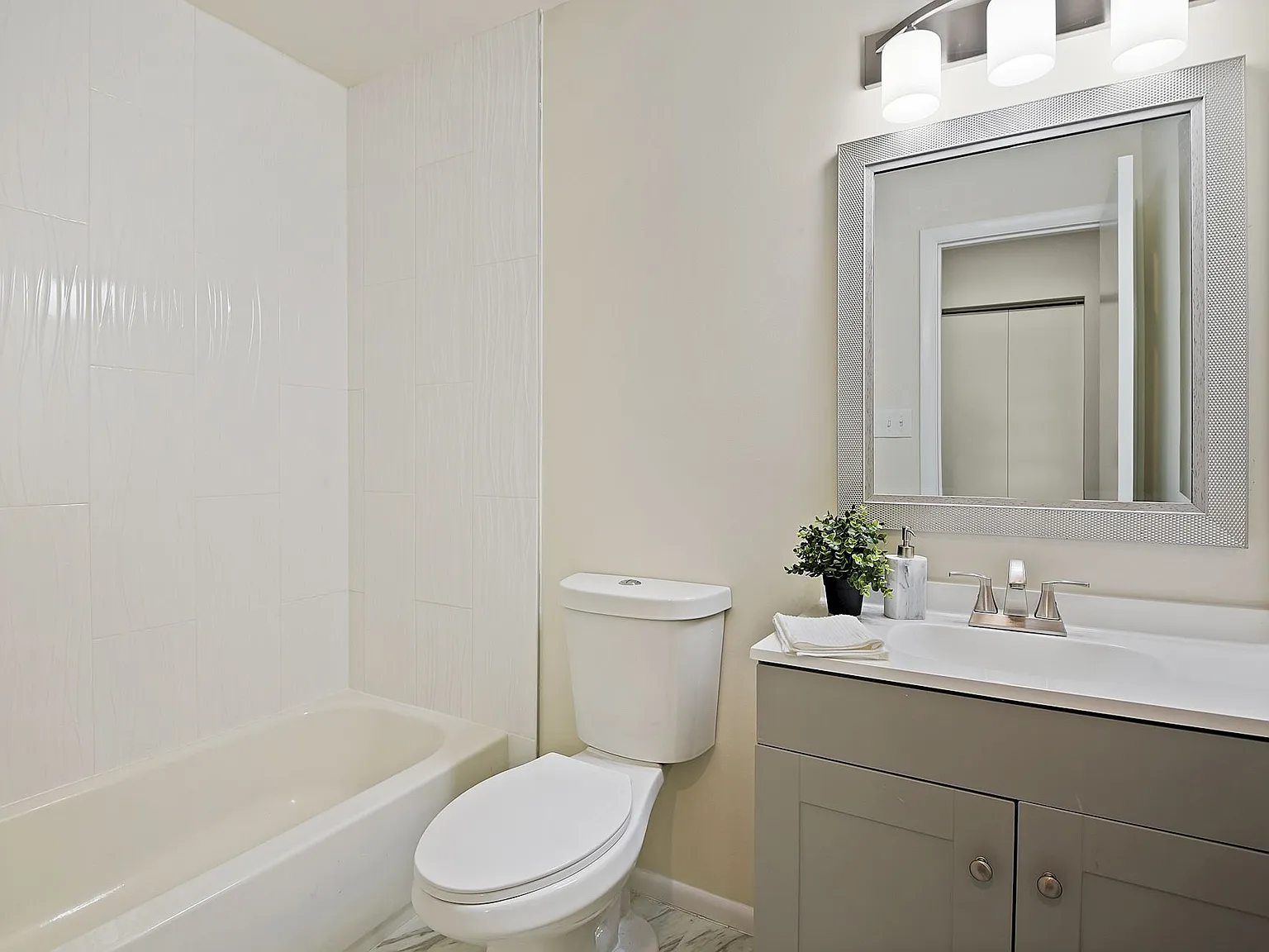 3 bed, 2.5 bath, 1377 sqft, $3,500 — Photo 4