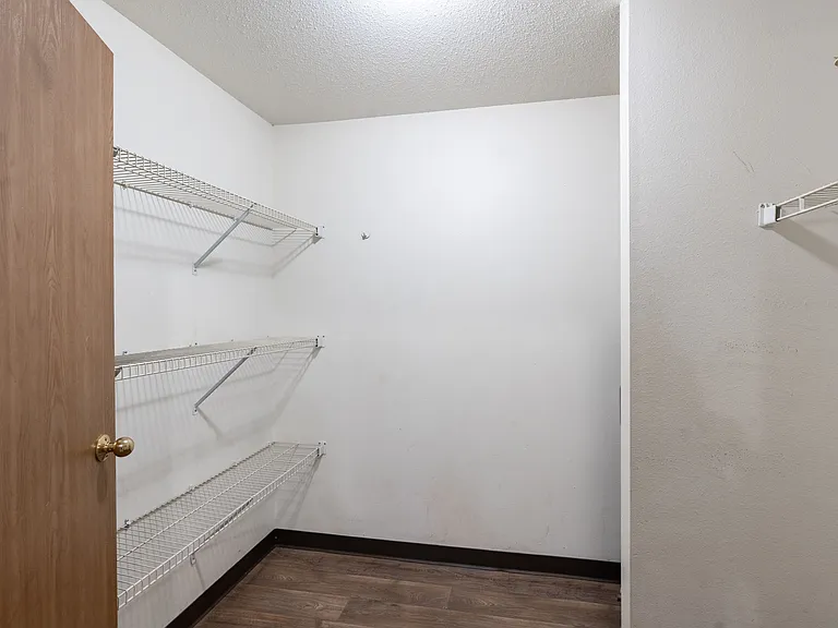 Fargo, ND Oxford Apartments | 21B | Closet