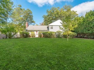 83 Sunrise Ln, Smithtown, NY 11787