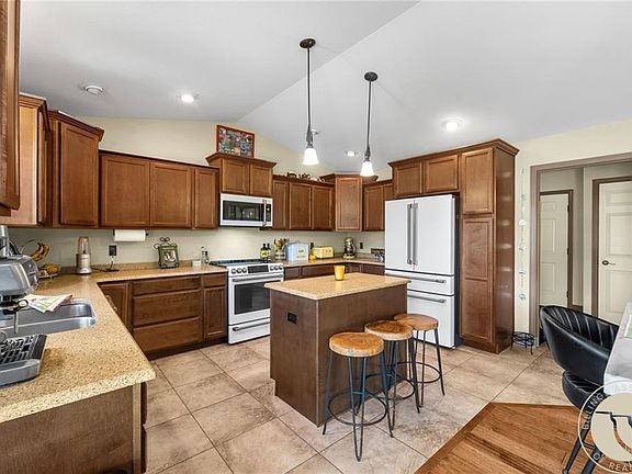 3rd image of 1525 Sullivan Ln