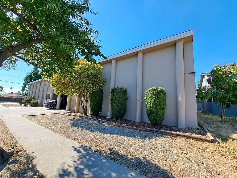 1312-1322 E Bulldog Ln — Photo 3