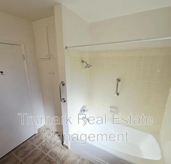 332 Cornell Dr #E — Photo 8
