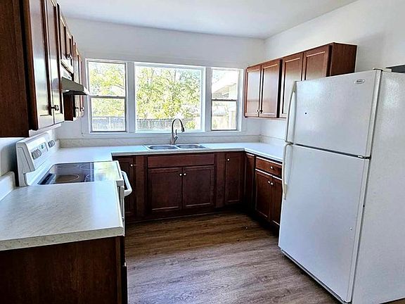4th image of 203 W Camellia Ave