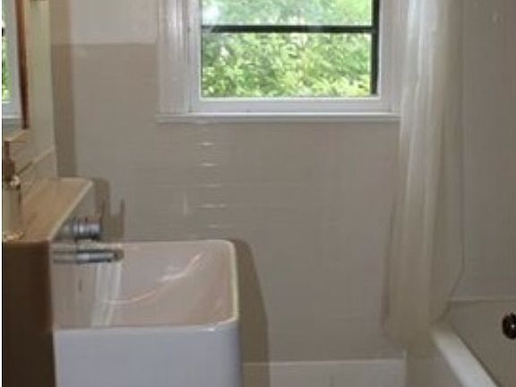 fresh full bathroom