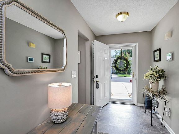 3rd image of 140 Huntington Cir