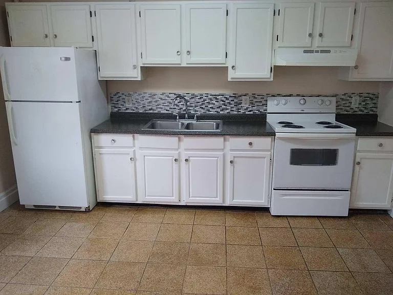 1100 W King St #2 — Photo 2