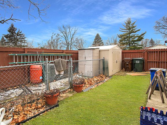 3rd image of 25 S Cedar Ln