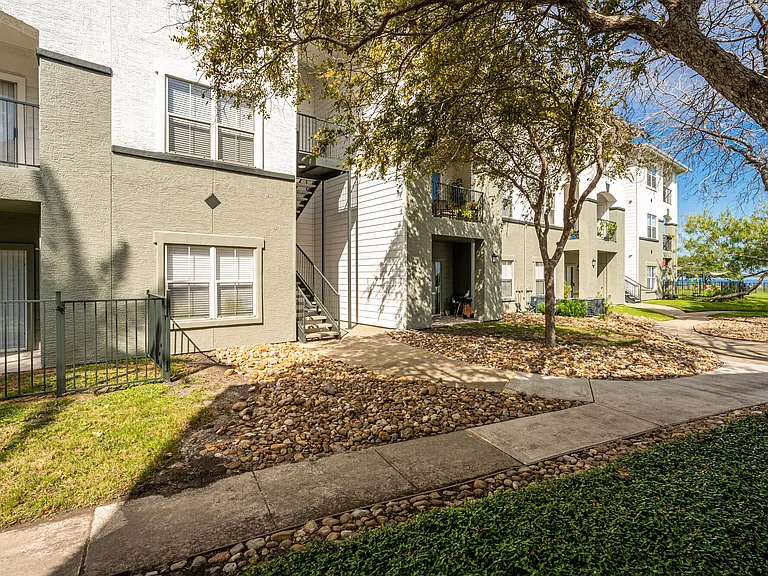 Baypoint Apartments — Photo 27