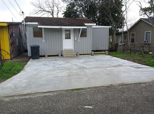 6115 Mire St, Groves, TX 77619