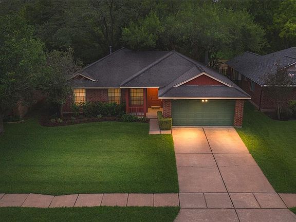 2nd image of 2027 Victoria Garden Dr