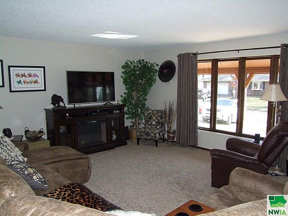 3rd image of 1108 Emerald Dr