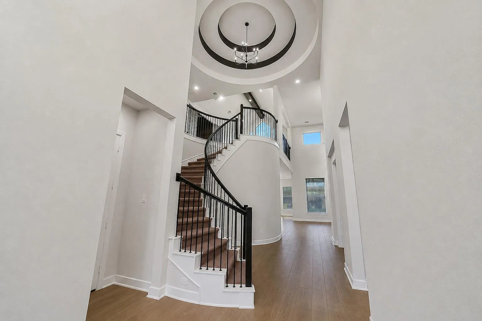 5 bed, 4.5 bath, 3707 sqft, $4,000 — Photo 2