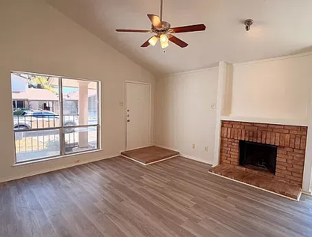 2 bed, 1.5 bath, 882 sqft, $1,495 — Photo 2