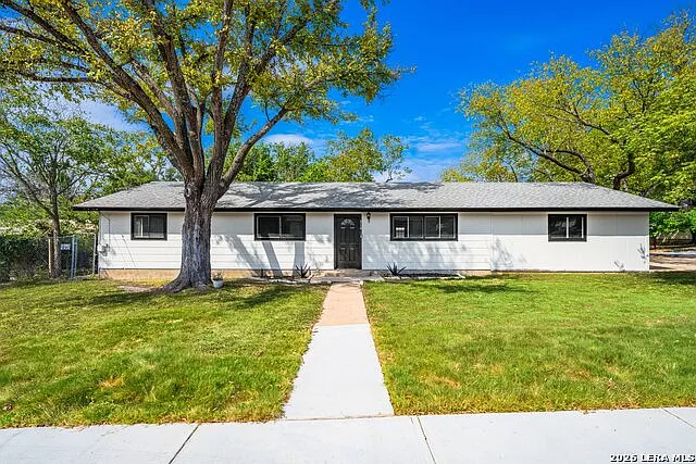 4 bed, 2.0 bath, 2004 sqft, $2,500 — Photo 1