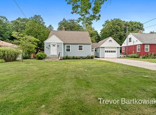 624 Aue Rd, Norton Shores, MI 49441