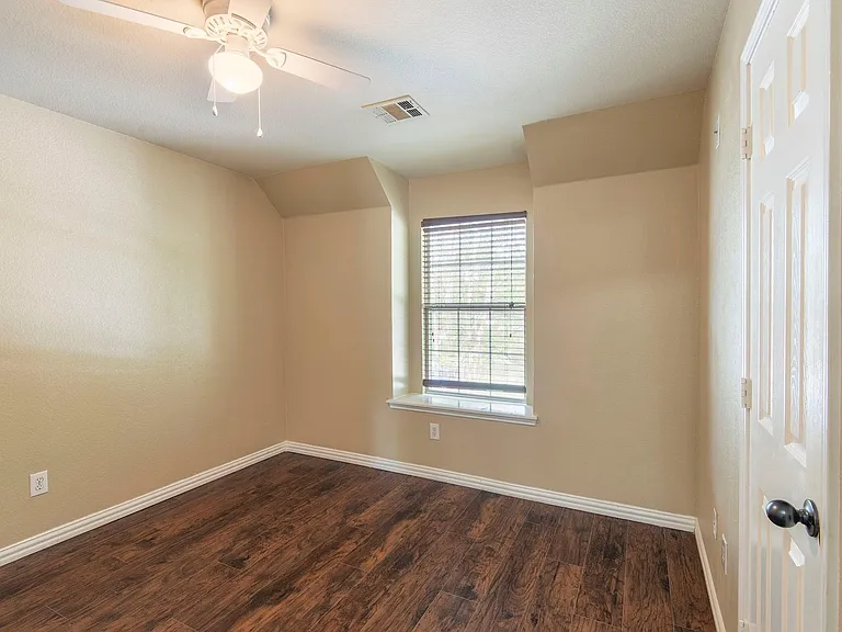 1169 London Dr — Photo 17