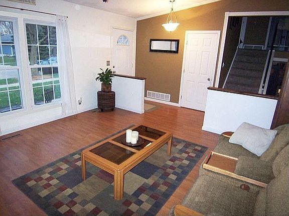Living room with vaulted ceilings and crown moulding.