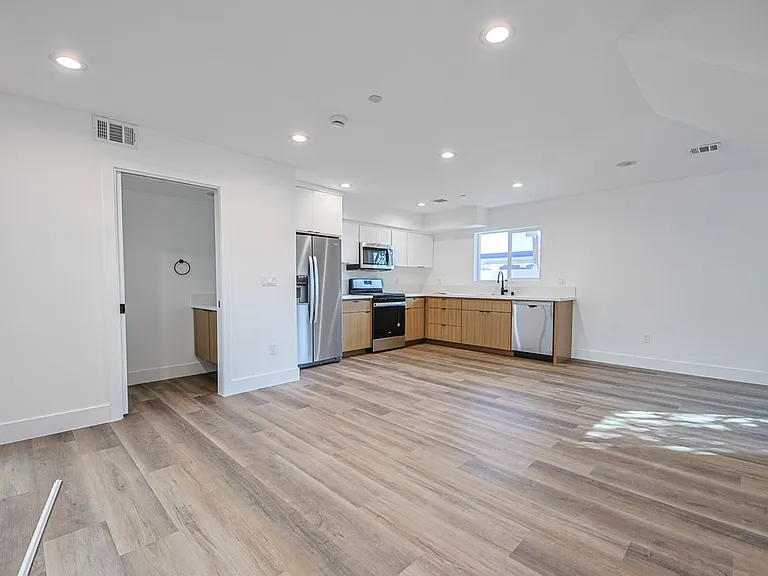 Luxury 3 & 4 Bed Townhomes a Short Walk to Topanga Village! — Photo 10