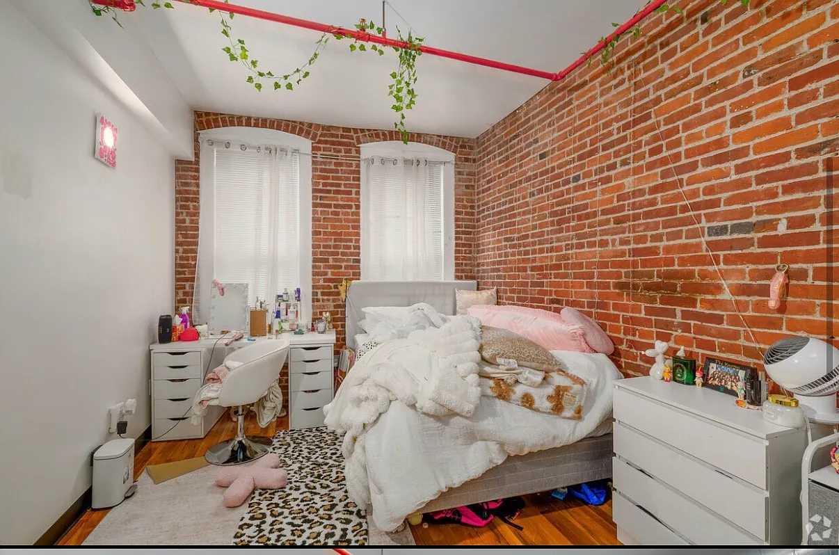 10 bed, 1700 sqft, $850 — Photo 2