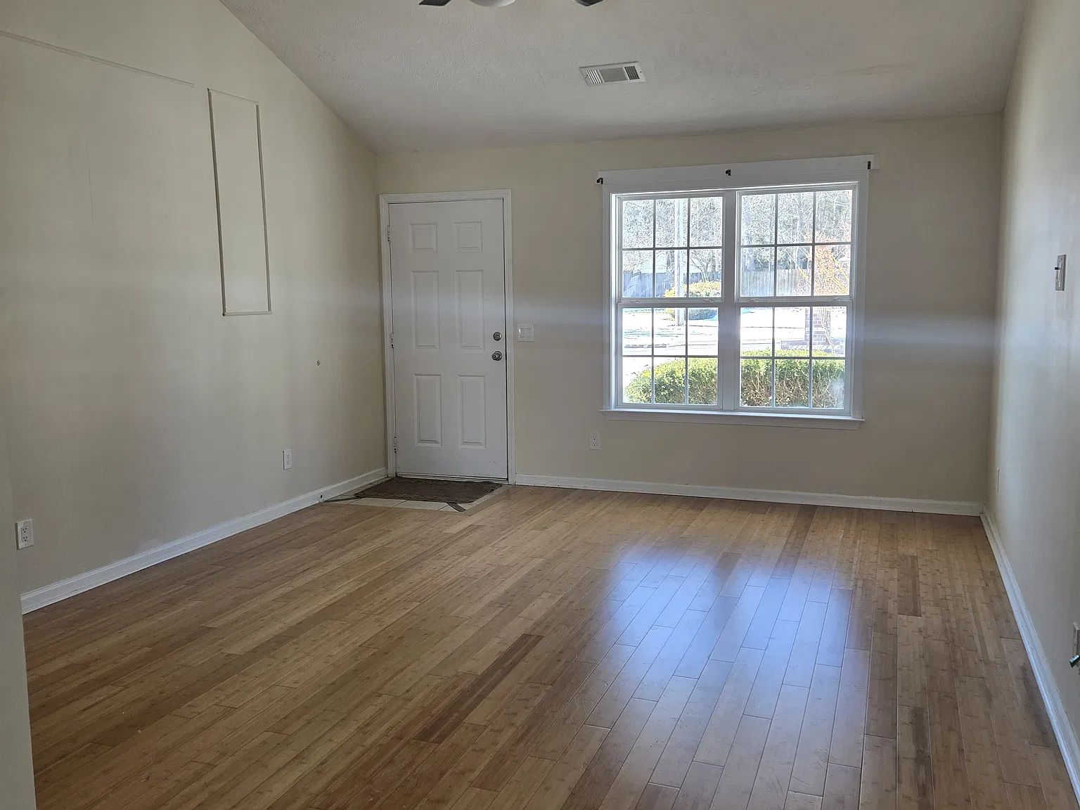 3 bed, 1140 sqft, $1,900 — Photo 1