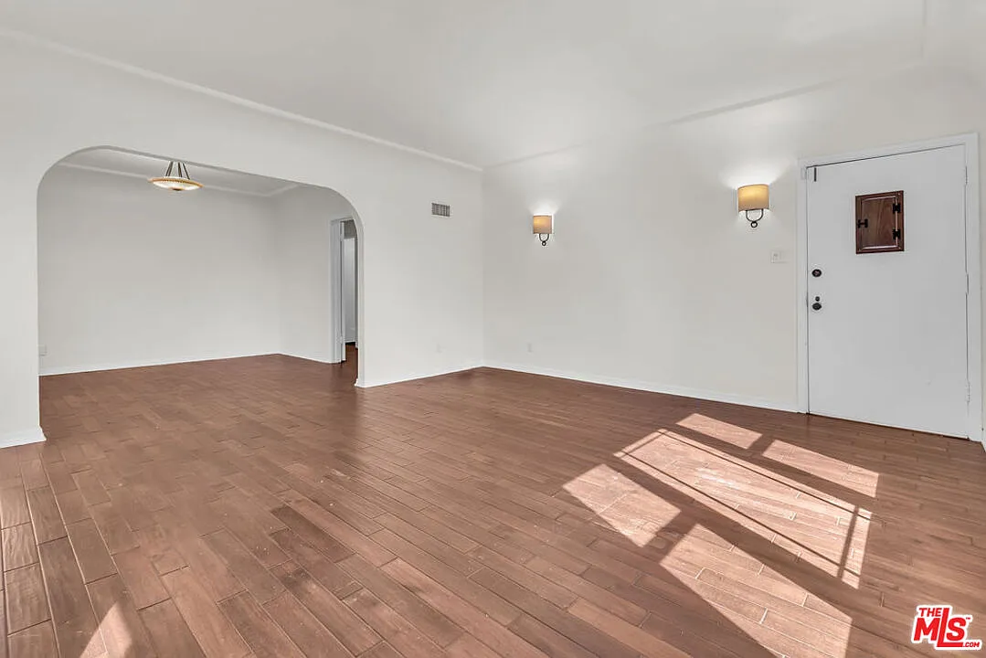 3 bed, 2.0 bath, 1600 sqft, $5,250 — Photo 3