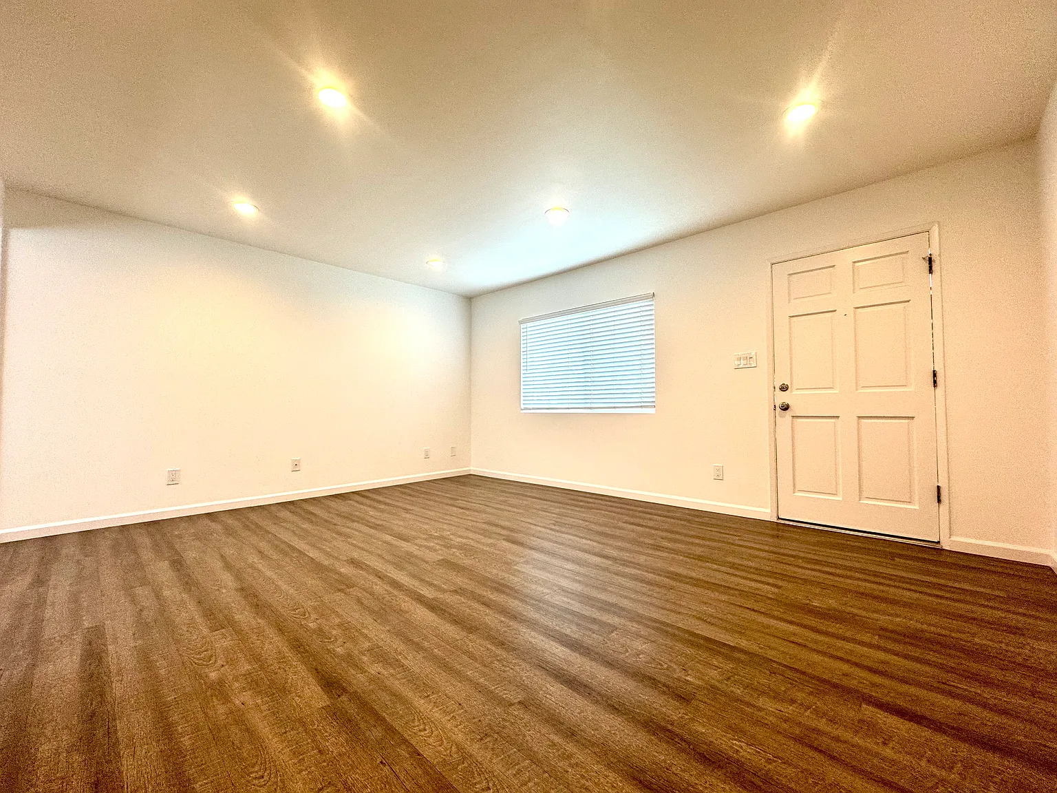 1301 Amapola Ave — Photo 2