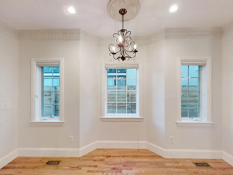 545 Monroe St — Photo 14