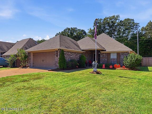 2nd image of 958 Clubhouse Dr