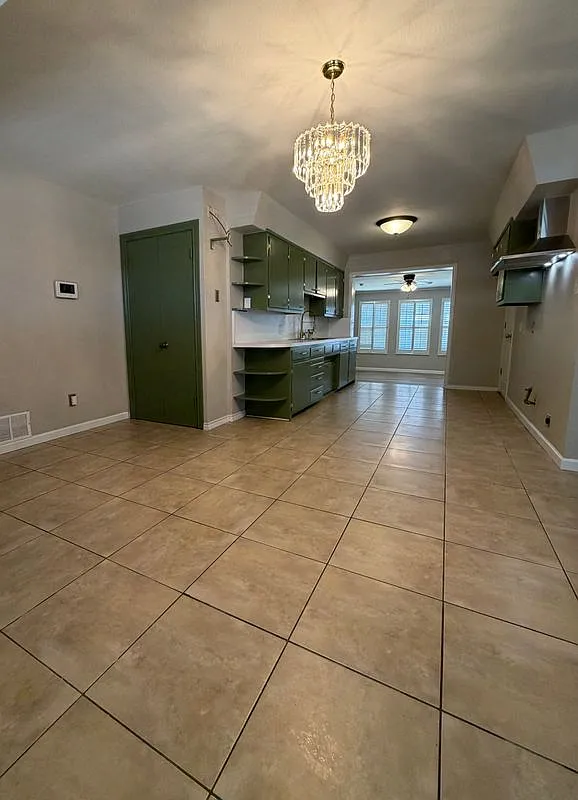 3 bed, 2.0 bath, 1716 sqft, $2,200 — Photo 2