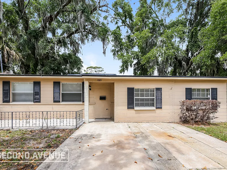 1021 Lake Forest Blvd — Photo 1