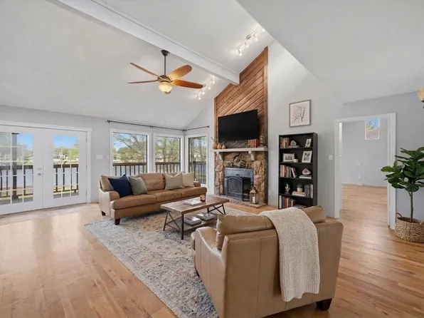 1334 Kiowa Dr E, Lake Kiowa, TX 76240