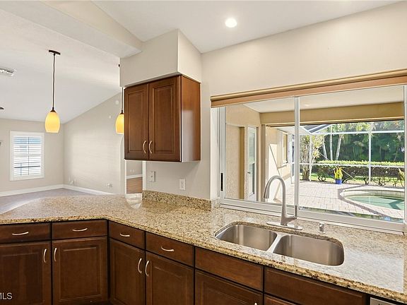 4th image of 4605 SW 10th Ave