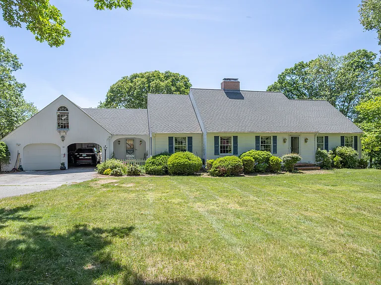 12 Ridgewood Dr — Photo 1