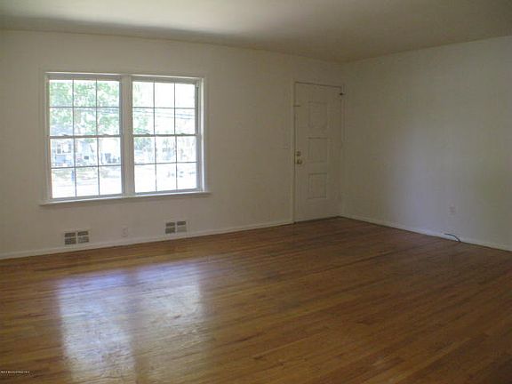 4th image of 27 Oak Hill Dr