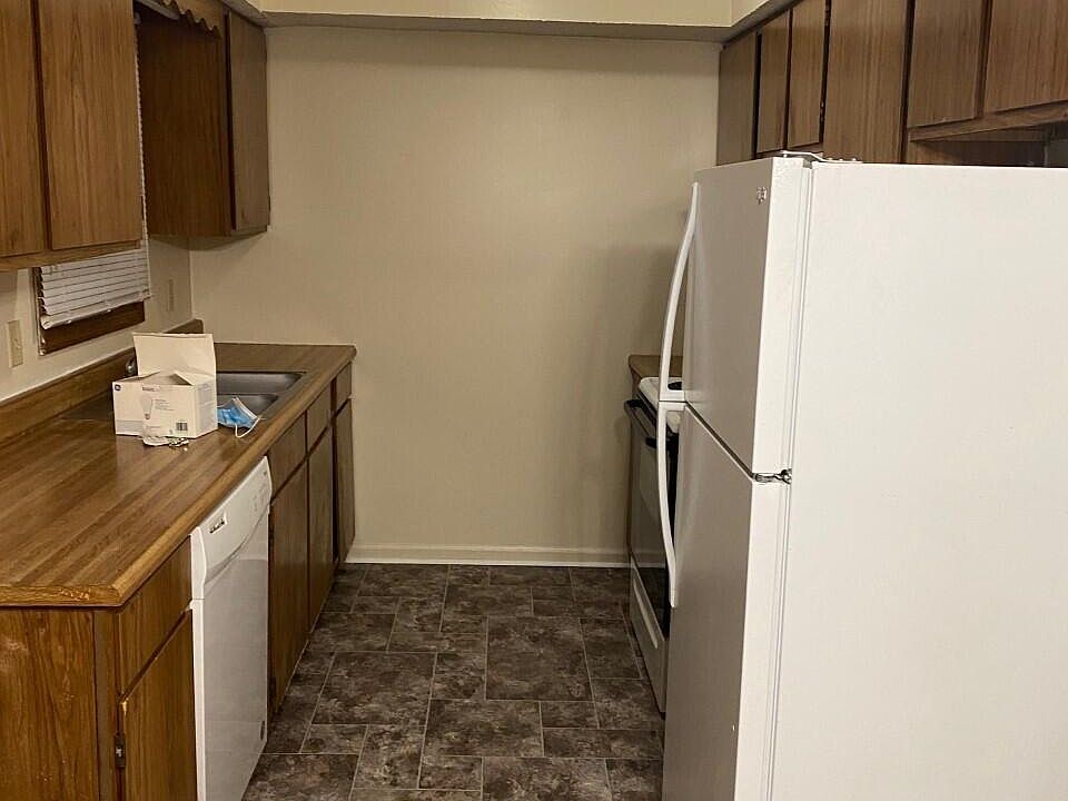 1st image of 212 Calumet Dr #3
