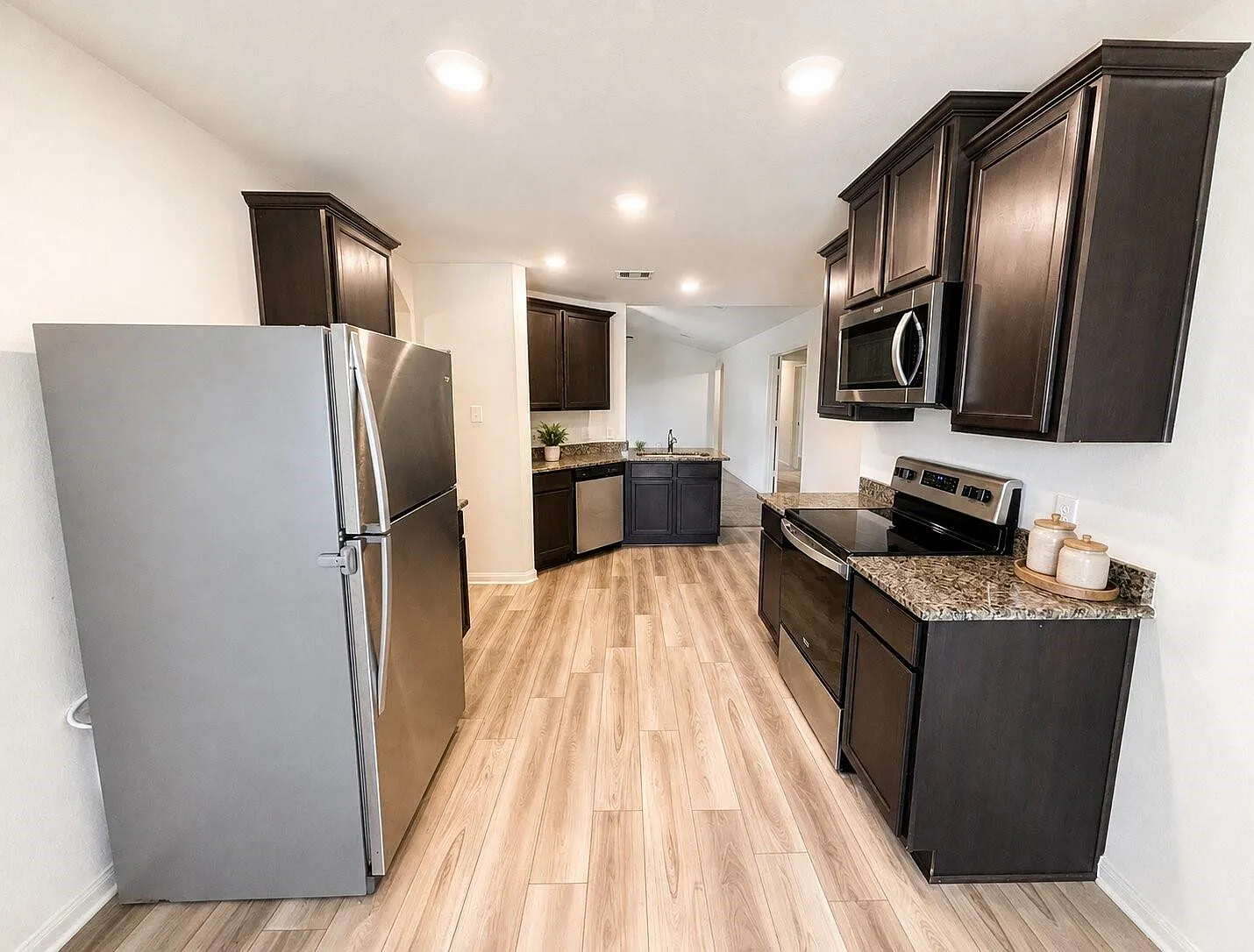 3 bed, 2.0 bath, 1862 sqft, $2,200 — Photo 4