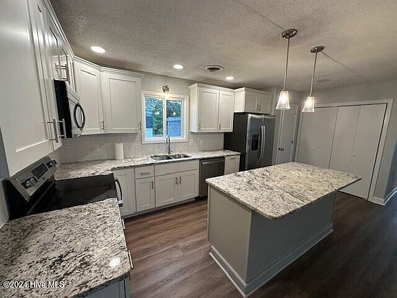 5th image of 820 Cape Harbor Dr