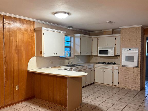 4th image of 920 River Oaks St