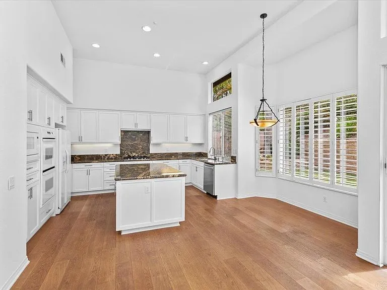219 Pacific View Ln — Photo 17