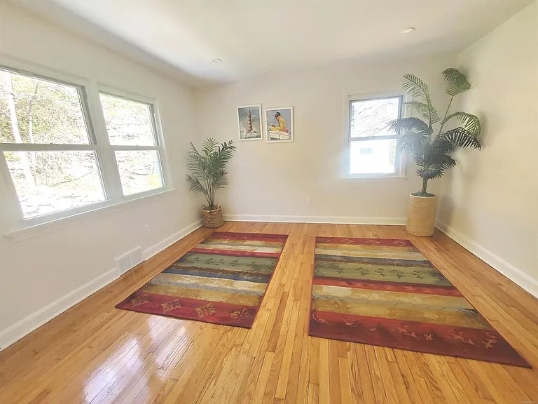 17 Woodlawn Ave — Photo 3