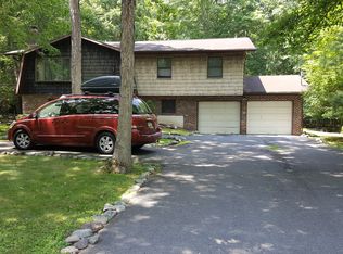 359 Saunders Dr, Bushkill, PA 18324