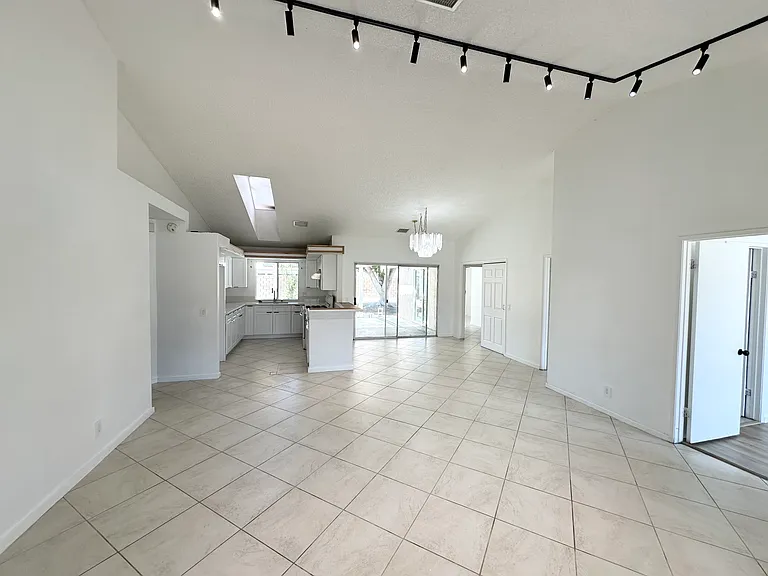 28821 Avenida Duquesa — Photo 5