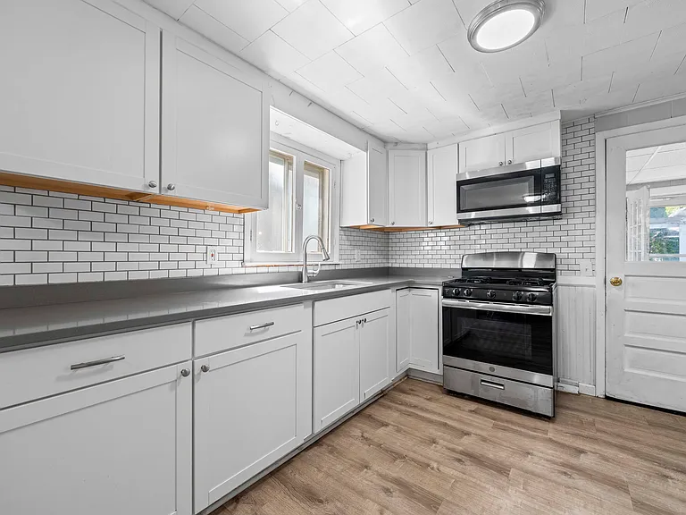 559 S Goodman St — Photo 11