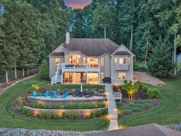 625 Winding Waters Dr, Moneta, VA 24121